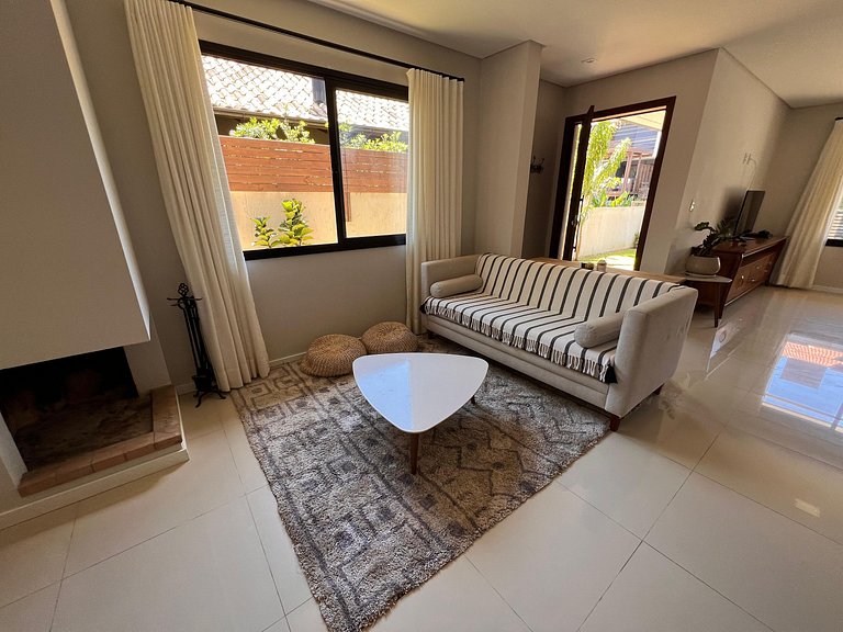 Casa com vista e a 600m da rua Central de Garopaba
