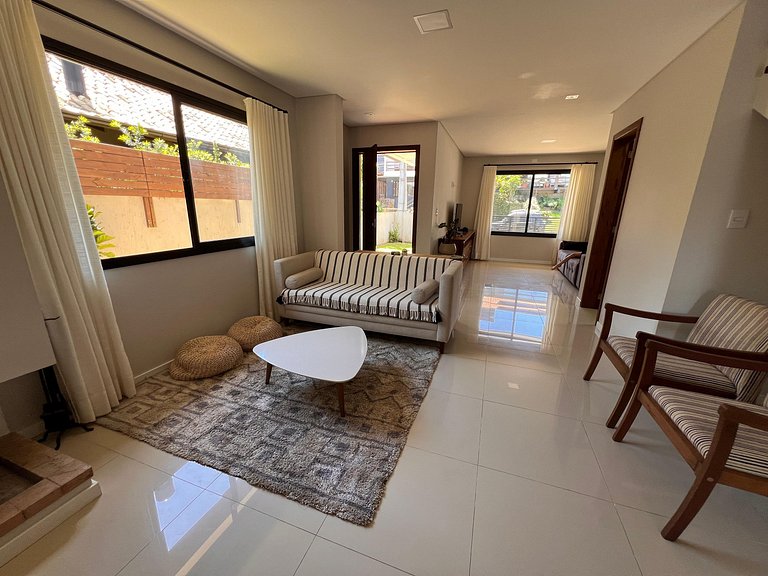 Casa com vista e a 600m da rua Central de Garopaba