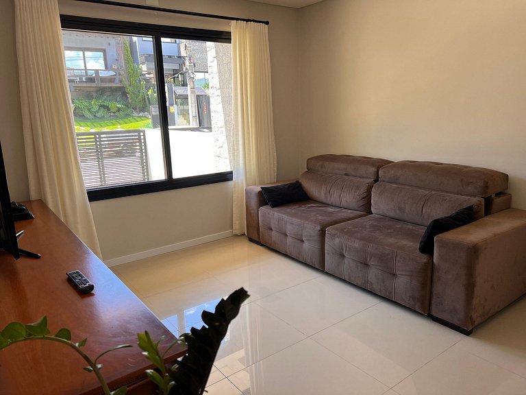 Casa com vista e a 600m da rua Central de Garopaba