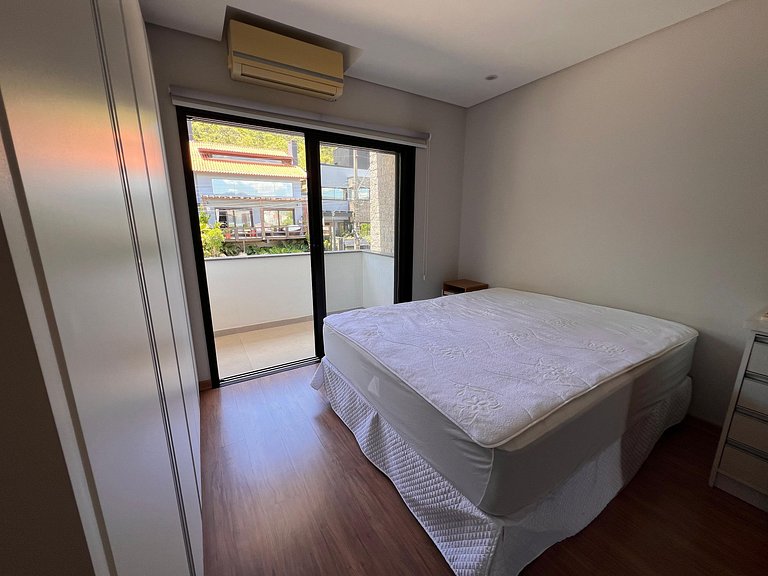 Casa com vista e a 600m da rua Central de Garopaba