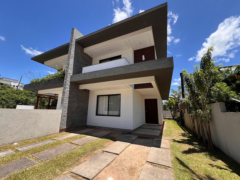 Casa com vista e a 600m da rua Central de Garopaba